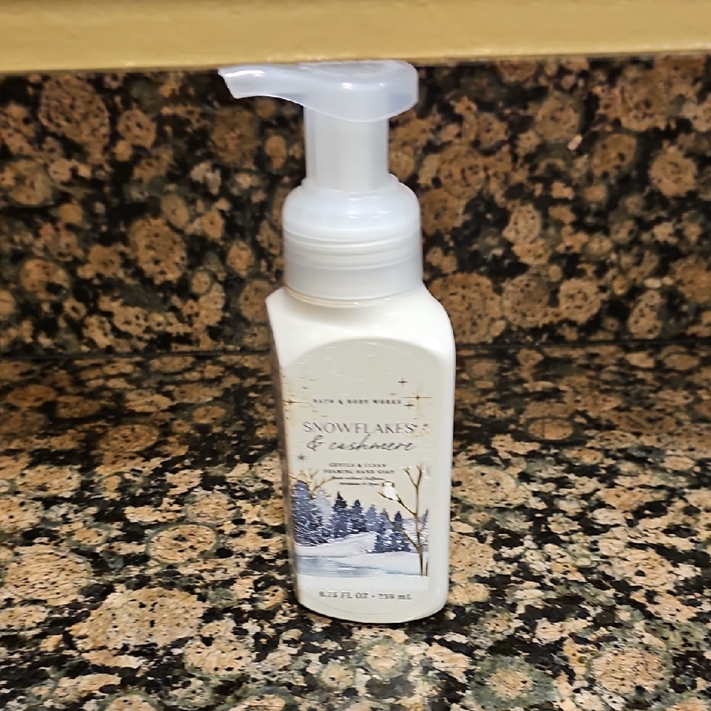 BBW Snowflakes & Cashmere Gentle & Clean  Foaming Hand Soap